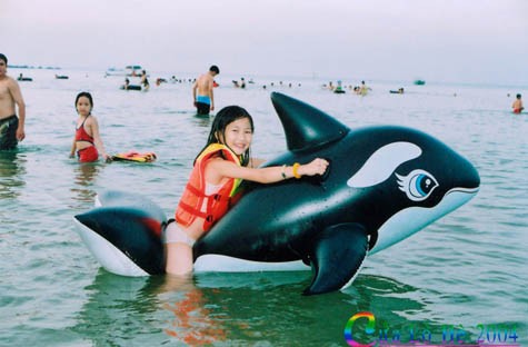 Cô bé Hương Tràm đi tắm biển.